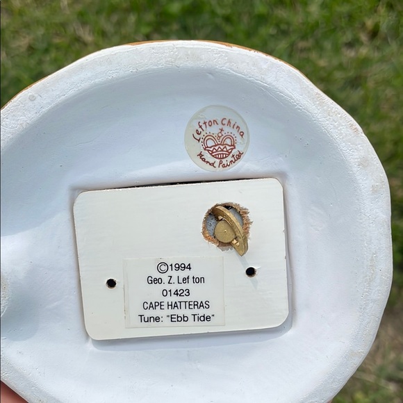 Black and White Striped Lighthouse Musicbox - Picture 4 of 4